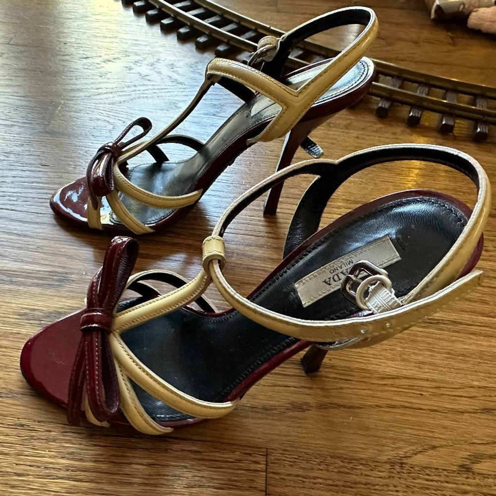 PRADA CREAM/BURGUNDY OPEN TOE BOW HEELS SIZE 6.5M (37)